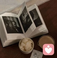 晨起的粥比深夜的酒好喝，
家里的燈比外頭的煙花溫暖。
真正的幸福，就藏在平凡日子的細節里
一頓溫熱的飯，一個安穩的覺，一份踏實的心境。配圖