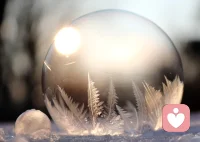 人不可能每一步都正确，不用回头看，也不要批判那时候的自己。要始终相信，所走之路，所遇之人，所留之遗憾，都是应该经历的。无论你遇见谁，他都是你生命该出现的人，绝非偶然，他一定会教会你一些什么，无论发生什么事，那都是唯一会发生的事，不管事情开始于哪个时刻，都是对的时刻。过往都是因，当下皆是果，当下的一切都是最好的安排。