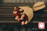 如果我们和别人相处时感到一些不舒服，就要思考，是不是我们自己的位置、角色产生了错位，没有待在自己的位置上，而是在替别人负责。配图