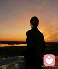 爱自己，是人生道路上的修行。请照顾好那个受伤的自己，毕竟我们都值得被疼爱。你要知道，不管人家值不值得，你都值得。