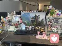 這個辦公桌布置得好“粉”呢！