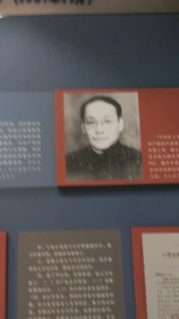红色印记·童心传承
 
今日带娃走进西安八路军办事处，触摸着斑驳的砖墙、陈旧的文件柜，仿佛能听见当年的烽火岁月。孩子指着墙上的老照片问“他们是谁呀”，忽然觉得这样的实地探访，比千万句说教更有力量——让红色记忆在孩子心里种下种子，才是最好的成长课。