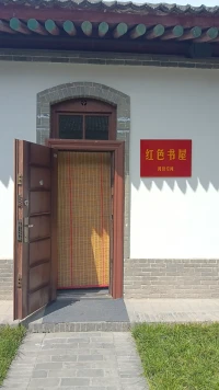 红色印记·童心传承
 
今日带娃走进西安八路军办事处，触摸着斑驳的砖墙、陈旧的文件柜，仿佛能听见当年的烽火岁月。孩子指着墙上的老照片问“他们是谁呀”，忽然觉得这样的实地探访，比千万句说教更有力量——让红色记忆在孩子心里种下种子，才是最好的成长课。