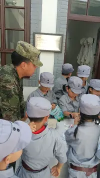 红色印记·童心传承
 
今日带娃走进西安八路军办事处，触摸着斑驳的砖墙、陈旧的文件柜，仿佛能听见当年的烽火岁月。孩子指着墙上的老照片问“他们是谁呀”，忽然觉得这样的实地探访，比千万句说教更有力量——让红色记忆在孩子心里种下种子，才是最好的成长课。