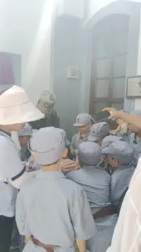 红色印记·童心传承
 
今日带娃走进西安八路军办事处，触摸着斑驳的砖墙、陈旧的文件柜，仿佛能听见当年的烽火岁月。孩子指着墙上的老照片问“他们是谁呀”，忽然觉得这样的实地探访，比千万句说教更有力量——让红色记忆在孩子心里种下种子，才是最好的成长课。