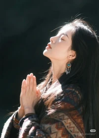 亲爱的，请找到正真的自己，让自己变得更像自己。你不必为了被爱而去努力，你只需要成为自己。