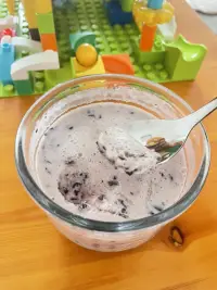 刚刚把牛奶和蓝莓打在了一起，过了两分钟，牛奶变成了固体了。真是难以预料谁和谁会产生什么样的反应😅