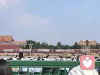 看著戰(zhàn)機(jī)劃過長空，聽著方陣的步伐聲響徹長安街，忽然覺得，人生和國運(yùn)何其相似——都不是天生強(qiáng)大，而是在每一次匍匐、起身、再向前中，逐漸堅(jiān)韌。

從七十年前的“小米加步槍”，到四十年“韜光養(yǎng)晦”的蓄力，再到今天風(fēng)雨中依然堅(jiān)定扎根、向上生長——每一步，都是回應(yīng)歷史的方式；每一次沉默或者爆發(fā)，都長成了如今的底氣。

那些曾經(jīng)以為過不去的難關(guān)，
終會成為前行的序章。
磨難從來不是終點(diǎn)，
而是真正強(qiáng)大的起點(diǎn)。

我們這個(gè)民族，咱們中國人，這些年，走過的每一步，都值得我們驕傲
致敬每一個(gè)在路上的我們，
也致敬這片土地沉默卻磅礴的力量。配圖