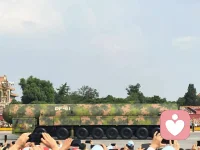 看著戰(zhàn)機(jī)劃過長空，聽著方陣的步伐聲響徹長安街，忽然覺得，人生和國運(yùn)何其相似——都不是天生強(qiáng)大，而是在每一次匍匐、起身、再向前中，逐漸堅(jiān)韌。

從七十年前的“小米加步槍”，到四十年“韜光養(yǎng)晦”的蓄力，再到今天風(fēng)雨中依然堅(jiān)定扎根、向上生長——每一步，都是回應(yīng)歷史的方式；每一次沉默或者爆發(fā)，都長成了如今的底氣。

那些曾經(jīng)以為過不去的難關(guān)，
終會成為前行的序章。
磨難從來不是終點(diǎn)，
而是真正強(qiáng)大的起點(diǎn)。

我們這個(gè)民族，咱們中國人，這些年，走過的每一步，都值得我們驕傲
致敬每一個(gè)在路上的我們，
也致敬這片土地沉默卻磅礴的力量。配圖