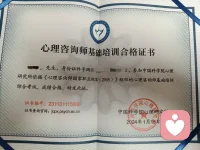 這世上有很多東西都會改變，對你好的人，可能會在某一天突然離開。
堅不可摧的感情，也可能會在某一天瞬間崩塌。
但是能力、閱歷，是別人無法從你這里，輕易拿走的。
我不確定能陪你多久，但是我希望看見：
我看見你逐漸長出自己的力量，像一棵樹深深扎根土壤。風雨來時你會搖晃，但不會折斷；歲月流轉中，你學會為自己撐起一片蔭涼。
我看見你慢慢建立起內心的秩序，在變化的世界里保持自己的節奏。你開始懂得如何撫平自己的焦慮，如何在迷茫時給自己指引方向。
我看見你學會接納生命中的來來去去，不再執著于永恒。你開始珍惜當下的真誠，而不因未來的別離削弱此刻的投入。
我愿用慈悲相伴，不是替你遮擋所有風雨，而是在你淋雨時遞上一把傘，在你行走時點亮一盞燈。真正的陪伴不是永遠不離開，而是即使有一天我不在，你依然能感受到內心中留存的力量與溫暖。
愛不是緊緊抓住，而是懷著祝福目送。當我陪伴你時，我最大的愿望不是你永遠需要我，而是有一天你能完整地接納自己，信任自己，成為自己的支柱和最溫柔的支持。
愿你能在自己的心中找到愛和力量。愿我們能在相遇的時光里，給彼此帶來真實的成長與慈悲。配圖