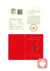 這世上有很多東西都會改變，對你好的人，可能會在某一天突然離開。
堅不可摧的感情，也可能會在某一天瞬間崩塌。
但是能力、閱歷，是別人無法從你這里，輕易拿走的。
我不確定能陪你多久，但是我希望看見：
我看見你逐漸長出自己的力量，像一棵樹深深扎根土壤。風雨來時你會搖晃，但不會折斷；歲月流轉中，你學會為自己撐起一片蔭涼。
我看見你慢慢建立起內心的秩序，在變化的世界里保持自己的節奏。你開始懂得如何撫平自己的焦慮，如何在迷茫時給自己指引方向。
我看見你學會接納生命中的來來去去，不再執著于永恒。你開始珍惜當下的真誠，而不因未來的別離削弱此刻的投入。
我愿用慈悲相伴，不是替你遮擋所有風雨，而是在你淋雨時遞上一把傘，在你行走時點亮一盞燈。真正的陪伴不是永遠不離開，而是即使有一天我不在，你依然能感受到內心中留存的力量與溫暖。
愛不是緊緊抓住，而是懷著祝福目送。當我陪伴你時，我最大的愿望不是你永遠需要我，而是有一天你能完整地接納自己，信任自己，成為自己的支柱和最溫柔的支持。
愿你能在自己的心中找到愛和力量。愿我們能在相遇的時光里，給彼此帶來真實的成長與慈悲。配圖