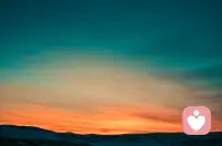 也許不是社牛的你，暫時(shí)被排擠和孤立，但只是人生里一段難走的路，別讓它們偷走你對(duì)生命的期待，你值得擁有溫暖、自在的未來(lái)。
請(qǐng)別把“被孤立”等同于“被世界拋棄”，哪怕先試著向一個(gè)人伸出手，會(huì)發(fā)現(xiàn)，你從不是獨(dú)自前行，生命里還有很多光能照拂你。配圖