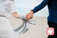 幸福的长期爱情关系，
关键或许不在于“找到”那个完美匹配的百分百之人，
而在于“遇到”一个足够好的人之后，
双方是否都具备经营的智慧和意愿。
这包括：有效的沟通、
解决冲突的能力、
共情、妥协
以及共同成长的决心。配图
