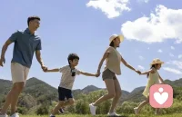 不必遺憾沒(méi)有嘗過(guò)的生活，
我們?nèi)兆永锏哪切┬〈_幸，
本就是獨(dú)一份的寶藏。
生活中心里的踏實(shí)，比如，
三餐安穩(wěn)、睡時(shí)心安，
身邊有牽掛的人，
手里有能做的事，
這些藏在平淡里的“富足”，
才是最穩(wěn)的幸福。
比起追逐難以祈求的目標(biāo)，
守住當(dāng)下的自在舒心，
才是把日子過(guò)成了自己的甜。配圖