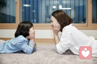 成績(jī)不是成長(zhǎng)的全部，
孩子慢慢來(lái)的樣子，
比分?jǐn)?shù)更珍貴；
少點(diǎn)催促的氣，多份耐心的等，
他會(huì)慢慢找到自己的節(jié)奏。
貪玩是孩子的天性，
別讓焦慮蓋過(guò)了他眼里的光，
比起“必須努力”，
“愿意嘗試”就是最好的開始。配圖