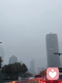 都說人生是一場修行！
修行是什么呢？

也許是遇事不慌，
把煩躁調成平和；
也許是待人不苛，
在得失起落里穩住腳步，
最終活成更通透、更溫暖的模樣。
 
就像是這霧霾天趕路，
像在模糊的人生里前行；
看不清遠方，
反而會放慢腳步，
等風來吹散迷霧的過程，
也像在提醒我們——
光總會穿透云層……配圖