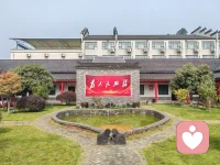 學會愛你自己，你最珍貴，值得所有溫柔以待。
別總把“為別人好”當作人生準則，你眼底的星光、疲憊時的呼吸，都該被認真珍視。
不必為了迎合而磨平棱角，不用因他人評價否定自我。
 
晨起給自己煮碗熱粥，睡前夸夸今天努力的自己，允許偶爾偷懶，接納所有不完美。
你是這世間獨一無二的存在，先學會擁抱自己，才能擁有照亮生活的力量！配圖