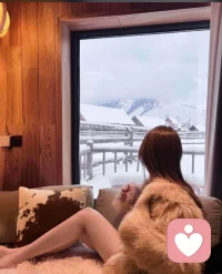 “医不自医，人不渡己”

本质上是因为当局者迷：人在面对自身的问题时，会被情绪、执念、固有认知困住，既难以客观判断，也缺乏足够的动力和视角去突破，就像医生能精准诊断他人的病症，却很难对自己的身体状况保持绝对理性。

具体来说，这种现象主要源于两个核心原因：
1. 情绪卷入打破理性平衡：面对他人的困境时，我们是以旁观者的身份分析，情绪参与度低；但当问题发生在自己身上，焦虑、恐惧、执念等情绪会占据主导，让大脑无法做出客观判断。比如心理咨询师能帮来访者梳理情绪，却可能被自己的人际关系烦恼困住。
2. 固有认知形成思维壁垒：每个人都有长期形成的核心信念和行为模式，这些模式在自己身上会被视为“理所当然”，很难被自我察觉和推翻。就像中医能看出别人的体质偏颇，却容易忽略自己长期的生活习惯带来的健康问题。

打破这种困境的关键，不是强迫自己“自医”“自渡”，而是学会借外力、抽离视角：比如向信任的人倾诉获取建议，用写日记的方式把自己的问题“外化”成旁观者的视角分析，或是借助专业人士（如心理咨询师、医生）的专业判断来突破自身局限。