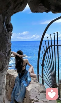 放下表演的欲望，
灵魂才能舒展；
卸下完美的枷锁，
心灵才能呼吸。
别用世俗的尺子，
丈量自己的幸福；
别用他人的标准，
定义自己的成功！

我们之所以疲惫，很大程度上就是因为我们在扮演别人，或者扮演别人期待中的我们，而不是真的在做自己。