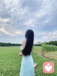 人们常为不被接受而苦恼，习惯了过分在自己身上找原因。
试着卸下负担，让自己不困在他人的眼光里。前行路上，好好照顾自己，用积极的姿态拥抱日常，用踏实的行动治愈焦虑。
新的一天，愿你和自己击掌，与生活相拥，用心感受当下的美好。