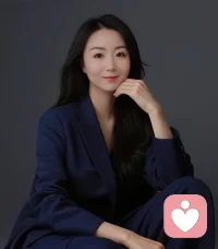 慢与静，一个人上等的能量磁场

亲爱的，
在这个所有人都在奔跑的时代，我想悄悄对你说一句：
慢下来，静下来。

你会发现——
原来生活并不急于一时，
原来真正的力量，不在快，而在那份让你沉稳下来的「慢与静」。

🐾｜慢与静，是一个人上等的能量磁场

我们习惯了追赶，害怕掉队，
总觉得“快”才是成功的标志。
可事实上——
真正厉害的人，
从来不是快得惊人，
而是稳得惊艳。

静，不是心如止水，而是内心有主。
慢，不是拖拖拉拉，而是厚积薄发。

当你能慢下来，
你才能找到自己的节奏；
当你能静下来，
你才能听见内心真正的声音。

🐉｜老子的智慧：静，为躁君

还记得《道德经》里那句话——
“静为躁君。”

意思是说：
当你内心静下来，
焦虑也会低头、烦躁也会退散。
静，是对外界最大的掌控力；
静，也是对自我的最高程度的看见。

只有静，
才能让你看清方向、稳定情绪、深度思考。

🧘‍♀️｜让自己进入「慢与静」的几种方式
 
1 冥想：把心收回来

睡前或清晨，给自己十五分钟。

盘腿而坐，双手自然放在膝上，
深呼吸，让身体慢慢沉下去。
什么都不做，只是觉察自己的呼吸。

你会发现：
越静下来，你越能听见自己。

2 做减法：生活清爽，心才明亮

人在能量低的时候，
常常会不自觉地做“加法”：
买东西、刷资讯、忙到停不下来。

但真正的能量恢复，是“减法”。

减少不必要的物品，
减少碎片化信息，
减少无意义的社交与迎合。

给生活做减法，就是给生命做加法。

3 多识草木：去自然里换能量

去没有天花板的地方走走。
森林、公园、海边、山峦……
这些地方会让你的心，重新变得柔软。

潮汐、落日、晨光、风吹树叶的声音——
都是治愈人类的能量源。

自然，会帮你回到最原本的自己。

4 常感恩：能量越感恩越丰盛

你一定听过这句话：
“福来者福往，爱出者爱返。”

向身边的人表达善意，
向陪伴你的人表达感谢。
你越善良，越有好运；
你越愿意付出，越容易被祝福。

修德，就是修命；
积福，就是积未来。

5 专注于你想成为谁

你每天有六万个念头，
其中80%与你无关，
却足以让你焦虑、自我怀疑、浮躁不安。

你要保护你的注意力。
专注你想成为的人，
不要被外界牵着情绪走。

你的能量在哪，你就会成为什么样的人。