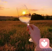 此刻，就是你一生中最重要的那一天！

亲爱的，
想轻轻提醒你一句——
别再等“那一天”了。

别再对自己说：
“等我成功了再好好活。”
“等我有钱了再有意义。”
“等我变成理想中的样子再开始快乐。”

因为真相是：
你正在呼吸的这一秒，
你正在阅读的这一刻，
就是人生最珍贵的‘那一天’。 ✨

意义，不在将来，
意义就在你此刻的选择里。

成功或失败，都不是白走的路

你做成了一件事，
意义不只是结果，
而是你跨过了那个曾经害怕的自己。

你把事情做砸了，
也不是浪费——
你只是打开了一个
“独一无二的经验盲盒”。

连错误，都在悄悄帮你校准人生的方向盘 🚗
你没有偏离人生，
你正在学习如何更稳地驾驶它。

不确定与挫败，是生命的必修课

那些在迷茫中辗转反侧的夜晚，
正在教会你——
如何与未知共舞。

那些因后悔而心口发紧的瞬间，
正在雕刻你——
从裂缝里也能开花的韧性。

你以为自己在熬，
其实你在长。

允许自己在不完美中前行

你没有选A？
也许B里藏着你此生独有的风景。

你犹豫了？
那恰恰说明——
你在认真对待自己的人生。

生命从来不是非此即彼的单选题，
而是一场允许探索、允许修正的“全选模式” 📝

最后，想把一个秘密交给你

意义，不是被发现的，
是被你赋予的。

不要再当人生的旁观者了，
哪怕是很小的行动，也值得被祝福：
你如何看待自己，
生活就如何回应你。
祝福共勉