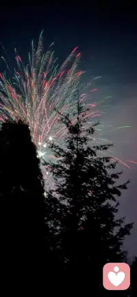 像水一样，温柔而坚定地流向远方🌊

水是这个世间最温柔，也最坚韧的存在！

亲爱的，
你有没有发现，真正的水从不解释自己。
它只是流着，沉默地、持续地，去向它该去的地方。
遇到石头，它就绕过去；遇见山谷，它就沉下去；
碰上堤坝，它就积蓄着——
看似退让，实则从未改变方向。

🌊 真正的力量，是知道自己要去哪里
水不会在石头上撞碎自己来证明坚强，
它选择用时间说话。
千百年来，再坚硬的岩石也会被水流抚平棱角。
这种力量不是对抗，而是包容；
不是嘶吼，而是渗透。

你其实也一样。
不必每时每刻都张牙舞爪地证明自己。
当你清楚自己的方向，
整个世界都会为你让路——
不是因为它怕你，
而是因为它看懂了你的笃定。

🌙 成熟的人，都学会了水的智慧
• 不争一时高低，只争长久抵达
• 不为琐事纠缠，只为方向蓄力
• 不被情绪裹挟，只在静默中前行

那些活得通透的人，早已明白：
真正的胜利，不是赢过别人，而是成为自己。
他们像水一样，把所有能量都用来流淌，
而不是用来对抗。

💧你的内在方向感，比任何地图都可靠
越是着急证明自己的人，越容易迷失。
而像水一样生活的人，
允许自己绕路，允许自己沉淀，
允许自己暂时看起来“落后”——
因为他们知道，
生命的长度足够让一切抵达。

那些看似“失去”的时光，
那些看似“绕远”的路径，
都在默默塑造着你最终要去的地方。
正如每一条河流，无论经历多少曲折，
终将找到大海。

如果你也感到疲惫，不必强撑锋利。
试着像水一样——
柔软下来，信任自己的节奏。

让该流的泪流走，
让该沉的情绪沉淀。
明天太阳升起时，
你依然会清澈地向前，
带着所有经历赋予你的深度与宽度。

水的哲学很简单：
不后退，就是对生命最大的忠诚。
愿你在自己的河道里，
温柔而坚定地，
流向属于你的大海。
祝福共勉
晚安[月亮][月亮]