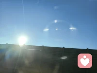 焦慮和緊張的根本原因其實很簡單，就是你太在乎別人對你的看法，常常擔心丟人，怕別人對你指指點點，這種狀態讓你變得什么都不敢做。尤其是在大群人面前，你會覺得更加不自在，常常顯得有些局促不安。因為你過于擔心他人眼中的自己。配圖