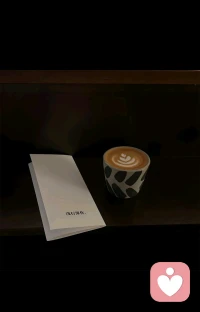 我們太容易被外部的噪音和欲望推著走，結果常常是身心俱疲，迷失了方向。而這些智慧，就像一面清澈的鏡子，照見了我們內心的真實需求：那份對平靜的渴望，對健康的珍視，以及與世界和諧共處的愿望。真正的強大，從來都不是去征服外部世界，而是源于對自身心境的掌控。心在什么境界，人就活在什么世界。當我們真正學會看開、想開，以一種像水一樣柔韌的心態去面對世事無常時，才能體會到，原來健康快樂地活著，才是唯一的目的，不生氣才是對自己最大的善待。這份內心的寧靜與智慧，或許才是我們此生最寶貴的財富。配圖