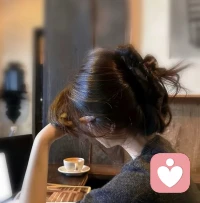 情绪失控的本质其实是你的大脑缺乏应对的机制：一有冲突，你就情绪上头；一被误解，你就下意识反击；一遇到批评，你就开始自我否定、自责内耗。你以为这是性格问题，其实是大脑反应问题，神经科学早已证实当我们遭遇情绪冲击时，大脑的理性区域会暂时关闭，控制权会交给更原始、反应更快的“情绪脑”。
也就是说你不是不想冷静，而是你的大脑暂时没有这个能力，真正能帮你稳定情绪的不是让你“别生气”而是建立一个内在的反应机制，很简单只需要三步：
第一步、觉察   情绪之所以可怕，是因为它“无声无息地接管了你”，你要做的第一步是在情绪刚刚开始升起的时候就识别出它——不是等到爆发，而是在你想发火、想退缩、想回避的前一秒，按下暂停键。问自己一句话“我现在是被情绪控制了吗？”这个自问，能唤醒理性大脑，切断自动反应模式。
第二步、抽离   觉察之后，你要做的不是压制，而是从情绪里抽身，你可以试着用第三视角看待自己，比如，“现在的我感到愤怒，不是因为这句话本身，而是我觉得被否定了”；“我不是脆弱，而是这件事刚好踩到了我最在意的部分”；当你能说出这些内在原因时，情绪的掌控权就回到了你的手上。抽离不是冷漠，而是不被第一反应支配情绪表达的主动行为。
第三步、重构  情绪从来不是问题，情绪的表达方式才是问题。我们之所以会崩溃、暴怒、压抑，是因为我们从没学会如何表达情绪背后的真正诉求。比如，愤怒背后，是被忽视的需求；焦虑背后，是对失控的恐惧；自责背后，是对自我价值的不确定。你真正要处理的，不是“怎么让自己不生气”，而是，我如何用更高效、更清晰、更尊重自己的方式，把我的需求传达出去。情绪是信号，不是结论；是提醒，不是指令。你永远可以选择如何回应，但不必服从。
你有没有发现：一个人越缺掌控感，就越容易对外部敏感，对自己苛刻；越没有内在秩序，就越依赖外部反馈来维持情绪平衡，一旦失控，就陷入混乱。
真正成熟的人，不是不焦虑、不愤怒、不难过，而是他们有能力看清楚情绪，把选择权拿回来、把自己守住，这是一种底层秩序，是能让人穿越风暴依然稳住方向的能力。
情绪失控的人，总在为“当时”后悔，情绪清醒的人，能把“当时”变成转折点。人生真正的力量从来不在于不被击中，而在于——你被击中的时候，还能稳住方向，不混乱。你越早建立内在情绪反应机制，越能在人生的关键时刻，稳得住、扛得起、走得远。配图