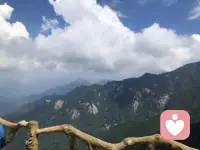 大雨過后的天空，格外的藍而又清透，就像你的眼睛