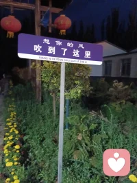 关于恋物：
 
【心理学视角】
▫️「物品是记忆的琥珀，我们都是时间的标本师」
▫️「当多巴胺分泌给具象事物，人类创造了最温柔的成瘾」
▫️「在物品的褶皱里，藏着未被语言驯服的潜意识」
 
【情感隐喻】
▫️「比起占有你，我更擅长收藏你的痕迹」
▫️「钥匙扣上的铃铛，是我随身携带的心跳声」
▫️「旧衬衫的褶皱里，还住着三年前的风」
 
【文艺表达】
▫️「我是博物馆里的夜游者，在静物间寻找活物」
▫️「每个恋物癖都是时间的守财奴，用物欲对抗遗忘」
▫️「当世界变成像素，我只保存你触摸过的那一片」