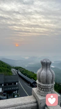 允许一切发生，是顶级的强大
不必强迫自己时刻乐观，
也不用硬撑着无坚不摧。
允许疲惫，允许低落，允许偶尔不完美，
允许一切发生，才是真正的强大。
生活是旷野，不是轨道，
你可以走得慢一点，但一定要走得心安。