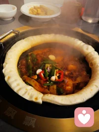 生活就是柴米油鹽醬醋茶，情緒產生的時候，沒有什么是一頓美食解決不了的。
心情不好，就去吃一頓鐵鍋燉大鵝。配圖