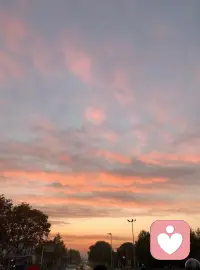 一早感受，世界溫柔的一面！

早晨此刻的天空，是粉色的，柔柔的，像水彩一樣，一點一點暈染開來……

沒有太陽的炙熱，沒有風(fēng)的喧嘩，只有微涼拂面，整個人內(nèi)心都靜下來……

有些風(fēng)景，是獨屬于清晨才有的！配圖