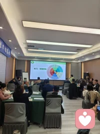 🤔被否定、被误解时，不内耗的思维方式

很多时候我们的疲惫，不是来自事情本身，而是源于被否定后的自我怀疑、被误解后的反复纠结，在心里反复推演、自我消耗。

想要跳出内耗，不妨试着换几种思维：

1. 分清事实与评价
别人的否定，大多是他的观点、情绪与立场，不等于你的真实能力和人品。不必把他人的片面判断，当成对自己的最终定义。

2. 允许别人不理解你
不是所有人都了解你的经历、处境和初衷，误解本就是常态。不必强求所有人认同，更不用为了证明自己，反复解释、委屈自己。

3. 停止自我攻击
被反对时第一反应别是“我是不是很差”，而是“这件事我们看法不同”。接纳不同声音，不代表承认自己不好，只是尊重差异存在。

4. 把注意力拉回自身
内耗解决不了问题，只会消耗精力。与其纠结别人怎么看、怎么说，不如专注做好自己该做的事。你稳了，外界的声音就很难动摇你。

真正强大的人，不是不被否定、不被误解，而是懂得不被这些声音绑架，不与自己较劲，守住内心的平静与笃定。配图