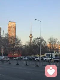 真诚为底，分寸为尺，轻松追女生的实用指南
 
追女生的核心从不是“套路”，而是让对方感受到你的真诚与尊重，掌握好分寸感，不卑不亢、循序渐进，才能让感情自然升温，以下几点实用建议，帮你少走弯路，高效传递心意。
 
首先，做好自己，是最好的铺垫。不必为了讨好对方刻意改变，也不用假装成不属于自己的样子——干净的穿搭、得体的言行、积极的生活状态，远比刻意讨好更有吸引力。女生更欣赏有自己节奏、有热爱事物的人，你专注工作、坚持爱好的样子，本身就是加分项。同时，学会倾听，聊天时多关注对方的感受，少做自我炫耀，认真回应她的分享，让她感受到被重视，而不是单方面的“自我输出”。
 
其次，把握分寸，拒绝“过度热情”。追女生最忌讳急功近利，刚认识就频繁发消息、过度打探隐私，甚至死缠烂打，只会让对方产生压迫感，进而疏远你。循序渐进才是关键：初期保持适度联系，偶尔分享日常、聊共同话题，不强迫对方秒回，也不因为对方回复慢就焦虑；见面时注重细节，主动开门、记得她的小偏好，不随意肢体接触，尊重她的边界感，让她在相处中感到舒适、安心。
 
再者，用行动代替承诺，细节见真心。比起“我会对你好”的空头承诺，实实在在的行动更有说服力。她生病时，递上一杯温水、提醒按时吃药，比多动听的安慰都管用；她情绪低落时，安静陪伴、耐心倾听，不随意说教；记住她的喜好，偶尔准备一份小惊喜，不用昂贵，却能让她感受到你的用心。真诚从不是轰轰烈烈的誓言，而是藏在每一个细微的举动里。
 
最后，学会接受拒绝，保持体面。不是所有的喜欢都能得到回应，若对方明确表示拒绝，不必纠缠、不必自我否定，体面退场既是尊重对方，也是尊重自己。感情是双向奔赴的，勉强得来的关系不会长久，与其卑微讨好，不如提升自己，你足够优秀时，自然会吸引到同频的人。
 
追女生没有标准答案，也没有捷径可走。放下“必须成功”的执念，以真诚为底色，以分寸为准则，用心对待、耐心陪伴，让对方感受到你的真心与靠谱，缘分自会水到渠成。毕竟，女生真正在意的，从来不是你有多会说，而是你有多用心。