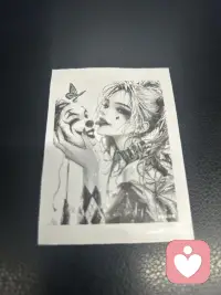 遇到NPD，不离婚也能守住自己
 
NPD（自恋型人格）的核心是缺乏共情、需要持续自恋供给、习惯贬低与操控。若为孩子选择不离婚，不必委屈内耗，你完全可以守住边界、停止供血、活出快乐。
 
第一步：放弃改造，接受现实
NPD很难自省与改变，别再期待道歉、理解与心疼。你的付出不会被看见，你的委屈只会被当成弱点。放下拯救欲，把期待归零，就不会反复受伤。
 
第二步：切断自恋供给，不做情绪燃料
他们要的是你的讨好、争辩、崩溃与妥协。你越投入情绪，越被拿捏。改用灰岩法：语气平淡、不辩解、不暴露脆弱、不主动分享隐私，只谈事实与责任，不给情绪反馈。没有供给，操控自然失效。
 
第三步：立死边界，温和而坚定
明确底线：不接受辱骂、贬低、冷暴力与无理控制。对方越界时，平静离场、暂停沟通，不纠缠、不解释。边界不是对抗，是保护自己的基本权利。
 
第四步：责任归位，生活分家
在家尽父亲与伴侣的本分，不争吵、不冷战、不内耗；把时间、精力、快乐还给自己。发展爱好、维护社交、专注事业，建立属于你的精神支撑。孩子需要的是情绪稳定、眼里有光的父母，不是压抑牺牲的家长。
 
第五步：停止自我怀疑，重建价值
NPD的否定是为了压低你、控制你。你的价值不由他定义。多和支持你的人相处，肯定自己的付出与能力，把注意力放回自身成长。
 
第六步：安全优先，留好退路
若遭遇言语/精神暴力，保留记录，必要时寻求家人、朋友或专业支持。经济独立、信息保密，确保随时有抽身的底气。
 
不离婚，是为责任；爱自己，是为余生。面对NPD，最高级的应对是：不纠缠、不内耗、守边界、顾自己。你不必治愈谁，只需守住快乐与安宁，给孩子一个松弛、有力量的榜样。