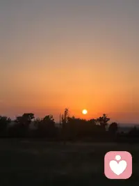 💖 今日同行

关系里，
我们常常会不自觉地把手伸得很长。

希望伴侣更懂自己，
希望孩子按照我们的期待成长，
希望父母改变他们的方式，

希望身边的人，
成为我们期待的样子。

好像只有他变了，
我才能好一点。

可慢慢发现，
当我一直盯着：

“他为什么不改变？”
“他应该怎么做？”

我的力量，
其实也交到了对方手里。

今天很喜欢一句话：

把对方还给对方，
把自己还给自己。

这不是冷漠，
也不是从此不在乎。

而是开始尊重：

他有他的生命，
他的选择，
他的节奏，
也有属于他的功课。

而我真正能够负责的，
始终是我自己。

当我不再忙着“修理”别人，
我才有机会回来看看：
这件事为什么这么触动我？
我真正需要的是什么？

如果他暂时没有改变，
我还可以为自己做什么？

这才是把生命的主动权，
一点点收回来。

❤️ 今天，当你又想改变一个人时，可以轻轻提醒自己：“这是他的功课。那我的功课，是什么？”

也许关系真正的松动，不是终于把对方变成了我想要的样子，而是——

我允许你成为你，
也把自己的人生，
还给自己。