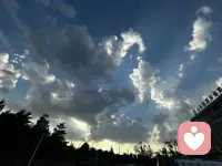 喜歡拍照各式各樣的云，高興時(shí)覺(jué)得它是自由舒展的，心情低落時(shí)，它也是身不由己，隨著環(huán)境的變化而變身配圖
