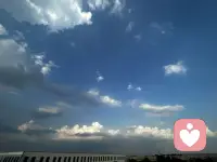 喜歡拍照各式各樣的云，高興時(shí)覺(jué)得它是自由舒展的，心情低落時(shí)，它也是身不由己，隨著環(huán)境的變化而變身配圖
