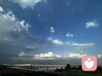 喜歡拍照各式各樣的云，高興時(shí)覺(jué)得它是自由舒展的，心情低落時(shí)，它也是身不由己，隨著環(huán)境的變化而變身配圖