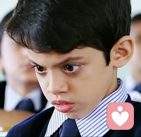 我們每個人心中都住著一個伊桑，都曾因為自己的“不一樣”而感到困惑和孤獨，教育的真諦不是把每個孩子都塑造成一個模樣，而是幫助TA們發(fā)現(xiàn)并綻放自己獨特的光芒，每個孩子都有自己的成長節(jié)奏，就像不同的花兒有不同的花期。家長需要改變用統(tǒng)一標準衡量自己的孩子，忽略了孩子的獨特性。我們太容易給孩子貼標簽“笨”“不聽話”“問題兒童”這些標簽往往成為自我實現(xiàn)的預(yù)言，扼殺了孩子的潛能。當今社會總是在談包容，但真正面對“不一樣”時我們往往選擇排斥而非理解，包容需要真正的理解和行動。改變不需要多么宏大的舉動，有時間一個理解的眼神、一句鼓勵的話 就足以改變一個孩子的一生，今天你怎樣對待一個孩子，明天你將收獲一個怎樣的大人。每個孩子都值得被愛、被包容、被尊重。配圖