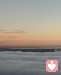 我们总为未发生的事焦虑，却忘了珍惜当下的安稳。放下对未来的过度担忧，好好感受此刻的每一秒。配图