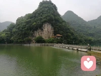 生活中，我们常常被情绪左右，却很少思考情绪从何而来。其实，情绪并非我们本身，可我们却总因它陷入烦恼与焦虑。
 
就像周末，老公没陪自己散步，一个人出门后，各种妄想便接踵而至，不知不觉被万千念头裹挟，原本放松的时光被低落情绪破坏。看到身边人，莫名心烦不想搭理，讨厌的情绪涌上心头。又或者因房子的事烦恼，带着情绪说话惹老公生气，连玩笑话都被当了真。
 
我们不妨问问自己，这些想法都是真的吗？实际上，很多不过是自己的妄想，怎能信以为真。人人都渴望被认同、夸赞，既然说话是本能，那为何不说些让人舒心的话呢？往后，别再带着情绪脱口而出，要运用智慧交流，摒弃气话与抱怨。
 
当察觉到自己被情绪困扰，就尝试转移注意力，比如听听歌、唱唱歌。事情既已发生，坦然接受，用乐观积极的心态面对。生活本就起起落落，学会控制情绪，才能过得自在洒脱。配图