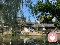 ❤️❤️❤️小故事

民国时期，上海永安百货的四小姐郭婉莹出身名门，从小生活优渥。

但命运却没有一直眷顾她。

中年时，家道中落，丈夫病逝，她也被下放到农场劳动。

从前弹钢琴的手，如今要去挖鱼塘、挑河泥，刷厕所。

住在破旧的亭子间，冬天漏风，夏天闷热。

即使条件艰苦，郭婉莹也努力创造环境。

没有烤箱，她用铁丝烤出酥脆的吐司；没有茶具，她用搪瓷缸子喝下午茶。

有人问她：“那些年你是怎么熬过来的？”她笑着回答：“你怎样看待生活，生活就会怎样对待你。” 

晚年时，郭婉莹依然优雅从容，脸上看不到怨气，只有温暖和明亮。

于丹说道：“既然生活中的缺憾不能避免，那么用什么样的心态来对待这种缺憾就非常重要了。心态不同，也许会带来完全不同生活质量。”

生活实苦，但以何种心态去面对，却是一种选择。

收起抱怨，不是压抑痛苦，而是转换心境：

用积极的心态，去照亮前路的坎坷。

一个乐观向上的女人，走到哪里都闪闪发光，吸引福运。