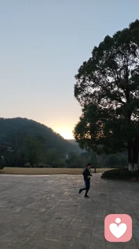 晨光跑道上，与成长温柔同行❤️❤️❤️
 
晨雾还未散尽，朝阳已在树梢间洒下碎金，公园的水泥跑道上，你系紧鞋带起跑，晨光穿过梧桐叶的缝隙，在地面织就跳动的光斑，像极了成长中那些忽明忽暗的期待。
 
路过晨练的老人、嬉戏的孩童，风里带着青草与阳光的气息，吹散了昨夜的焦虑。当脚步与心跳渐渐合拍，那些因挫折蜷缩的情绪，那些对未来的迷茫不安，都在晨光中慢慢舒展。原来成长就像这场晨跑，虽然孤独，但每一步都迎着光，每一次呼吸都藏着力量，心灵在晨光里被温柔滋养，愈发坚定而明亮。