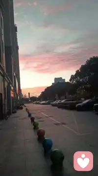 花褪残红青杏小，燕子飞时，绿水人家绕枝上柳绵吹又少。天涯何处无芳草。墙里秋千墙外道，墙外行人，墙里佳人笑。笑渐不闻声渐悄。多情却被无情恼配图
