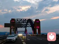 人们总把人生最美好的阶段用来赚钱，以便能在人生最没价值的阶段享受一点值得怀疑的自由。

多数人都在平静的绝望中度日，过着世俗所谓的应该过的人生。

也许你试试看去过你想过的人生，顺其自然的过日子是非常安宁的，不应该背上懒惰的骂名。