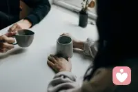 学习心理学的四大目标：

1.提升自我价值

一个人对自己价值的评断、信念或感受决定其内在的力量，学心理学给自己多一些的正向信念和经验，来创造较高的自我价值。

2.成为较好的抉择者

人生就是由一个接一个的选择构成的，选择总是面临取舍，因为人总是会面对资源不够和生命有限的困境，任何选择都有利又有弊，因此产生内在冲突导致内在秩序混乱。

心理学能让你解构自己的内在秩序，并对内在进行优化，明确优先级，从而有一套属于自己的内在价值评判体系，之后人生的路便明晰起来。

3.更加负责任的活着

心理学鼓励人们对他们的内在经验及外在行为更加负责任。

感受、思想及期待都是属于我们的，我们可以驾驭它们。

4.更加一致性趋近于“知行合一”

接触真正的“自己”,激发正向的生命力，自由的看,听、想、感，来代替应该怎样怎样。